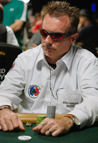 Tells et attitudes non verbales au poker